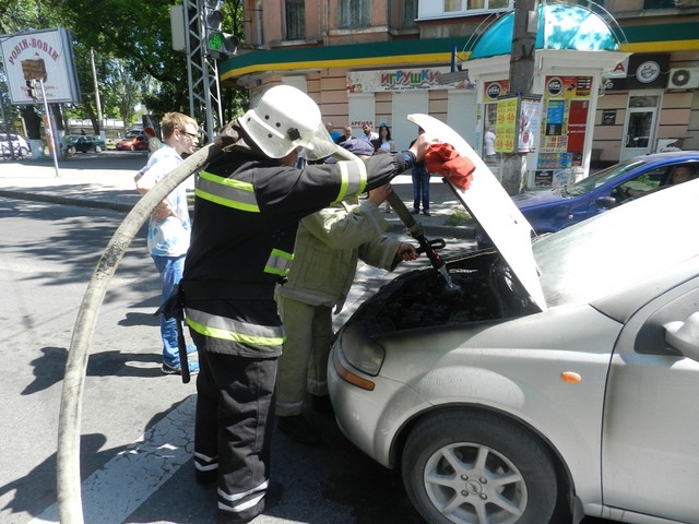 В центре Херсона спасатели потушили иномарку