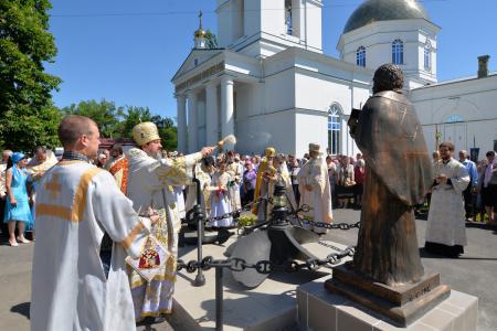 В Херсоне освящен памятник святителю Николаю Чудотворцу