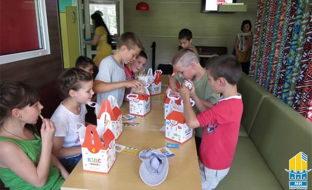 Общественники поздравили маленьких херсонцев с Днем защиты детей