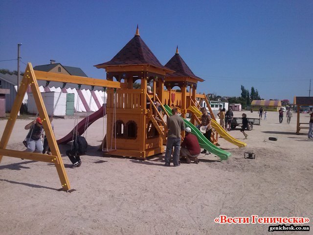 Открытие городского пляжа Геническа и детской площадки сорвалось из-за ветра