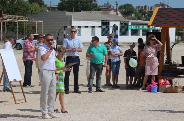 В Геническе наконец-то открыли городской пляж