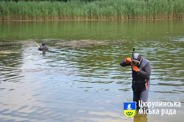 В Цюрупинске места отдыха на речке чистили вололазы