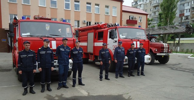 Херсонские спасатели почтили минутой молчания память коллег погибших под Киевом