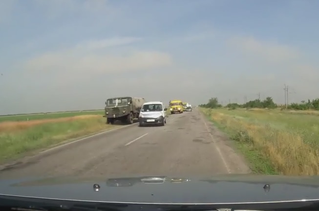 В Геническом районе водитель "Renault" совершил столкновение с военной машиной
