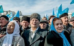 В центре Херсона крымские татары хотят поднять самый большой флаг своего народа