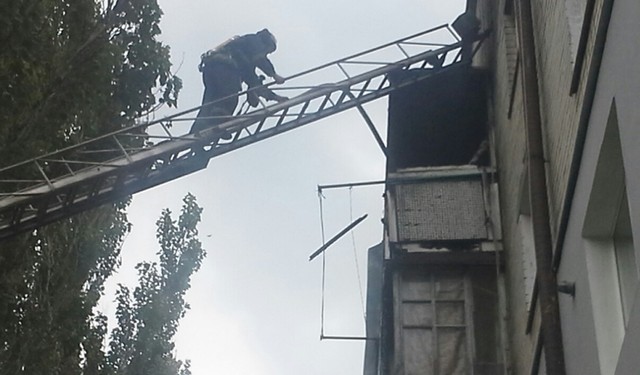 В Херсоне ликвидировали пожар на балконе многоэтажки. Спасен хозяин