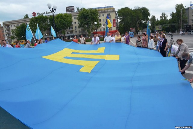 В Херсоне развернули самый большой крымскотатарский флаг