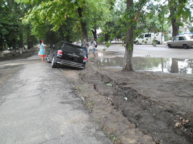 В Цюрупинске джип, заехавший на тротуар, провалился в грязь