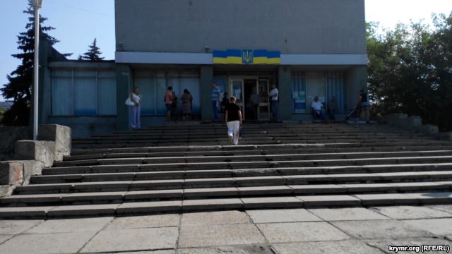 В Херсоне родители с рассвета стоят в очереди за проездными документами на детей для поездок в Крым