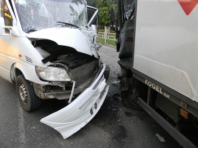 В Херсоне в ДТП попали грузовик "Новой почты" и пассажирский микроавтобус