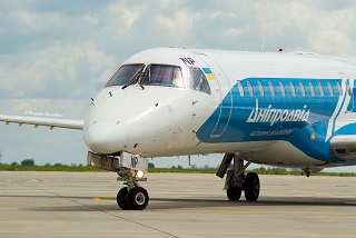 Первый самолет из Киева приземлился в херсонском аэропорту со второй попытки