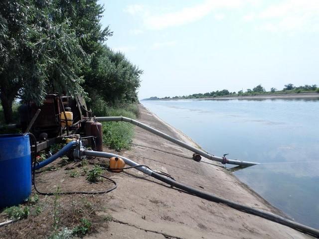 Из Каховского канала под "крышей" администрации до сих пор выкачивают воду