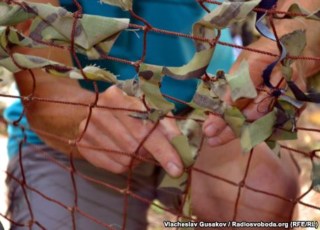 Херсонцы сплели маскировочные сетки для военных в зоне АТО