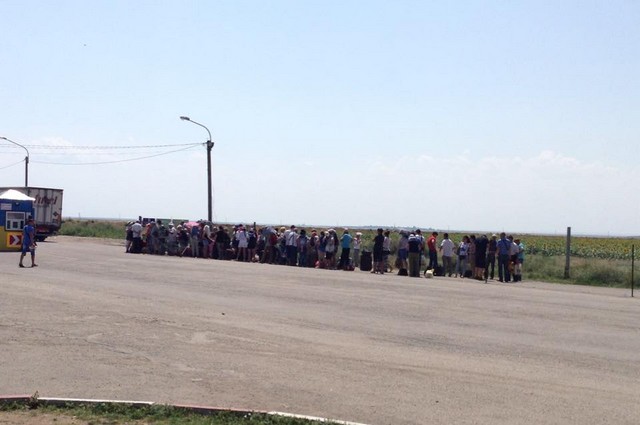 Крымские туристы возмущаются, что их не носят через границу на руках