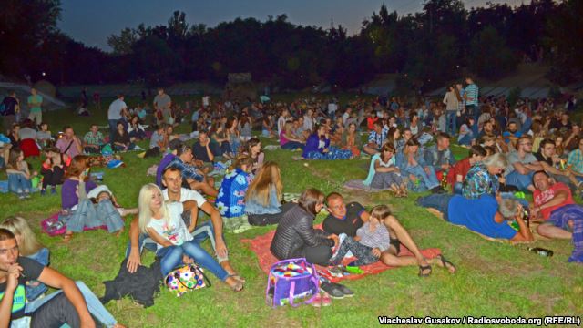Херсонские активисты превратили пересохшее озеро в городском парке в бесплатный летний кинотеатр