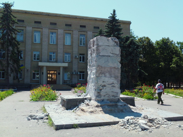 В Геническе убирают последнее напоминание о памятнике Ленину