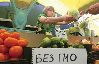 На рынке во Львове десятки херсонских грузовиков с овощами и бахчевыми