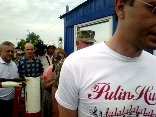 Замминистра инфраструктуры «троллил» российских пограничников футболкой с матюком в адрес Путина