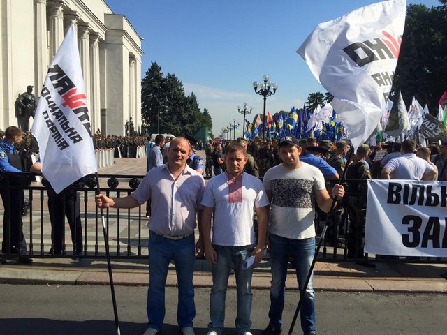 Херсонские радикалы отправились в Киев пикетировать парламент