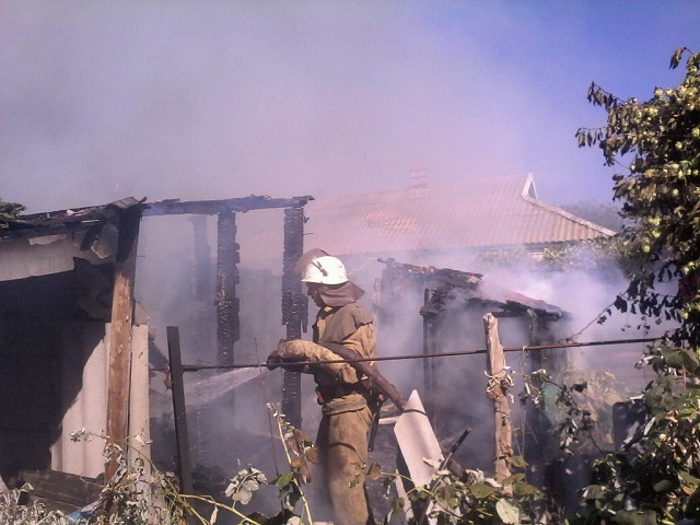 В Скадовске ликвидировали пожар в сарае и спасли жилой дом