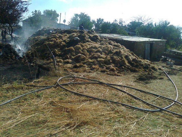 В Чаплынском районе горел большой стог сена
