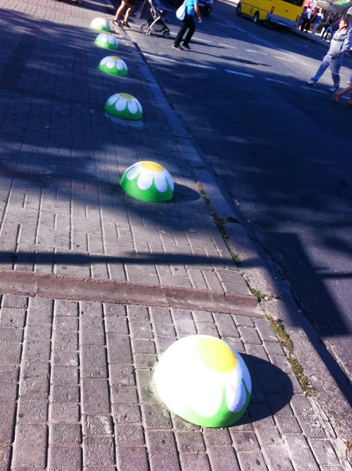 Дети разукрасили бетонные полусферы, установленные в пешеходных зонах Херсона