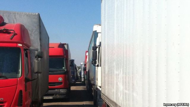 На пункте Чаплынка дорогу фурам загородили машины народных депутатов Украины