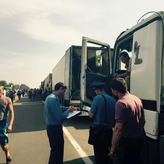 Блокада Крыма: водители грузовиков требуют вернуть деньги