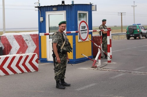 В сервисной зоне на границе с Крымом проверят законность МАФов