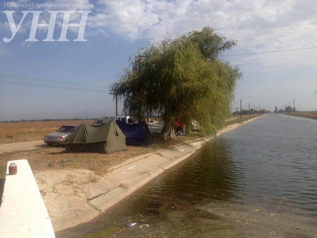 Палаточные городки на границе с Крымом охраняют бойцы добровольческих подразделений