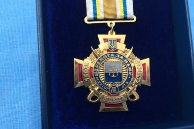 Демобилизованного из ВСУ работника облпрокуратуры наградили медалью "За оборону Мариуполя"