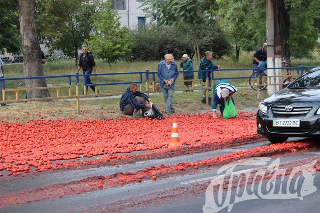 Херсонцы собирали уцелевшие помидоры на месте ДТП