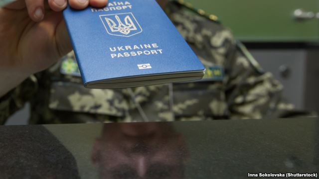 На Херсонщине крымчане не могут получить украинские паспорта - нет бланков