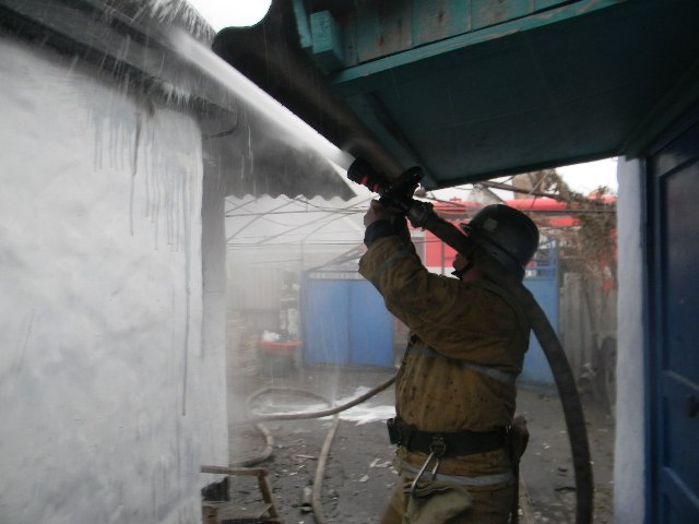В Новотроицком районе пьяный погорелец мешал пожарным тушить его дом