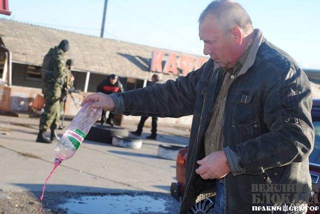 "Правый сектор" на границе Крыма заставил вылить "лишнее" вино