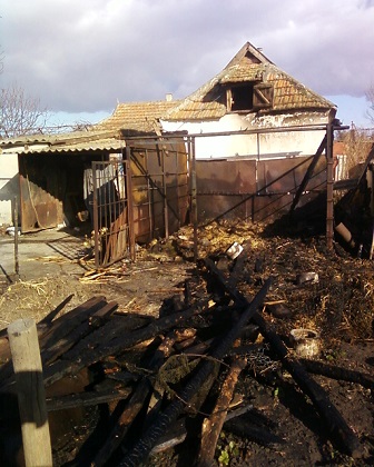 Скадовские спасатели ликвидировали пожар в сарае с сеном