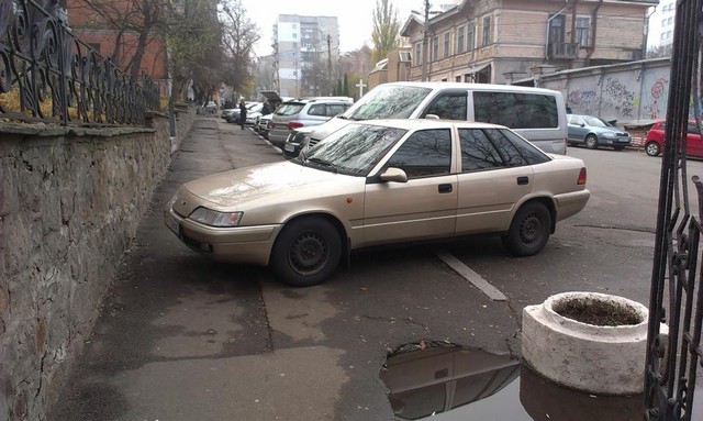 Авто с херсонскими номерами "прославилось" в номинации "М*дак парковки"