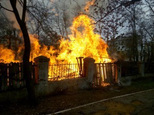 В Городском парке Херсона горят хозяйственные постройки