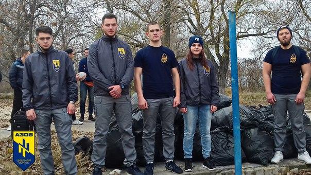 Херсонские активисты взялись за уборку Гидропарка