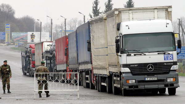 Турецкие грузовики скапливаются в Херсоне