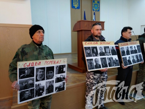 На сессию горсовета Херсона пришли люди в балаклавах и Семен - учат депутатов петь гимн