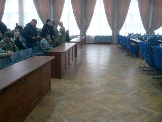 На сессии Херсонского горсовета журналистов загнали в специальное "гетто" и запрещают снимать