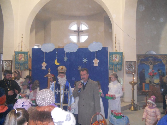 Миколаенко передал воспитанникам воскресной школы подарки от Святого Николая