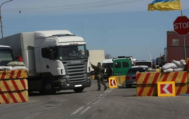 Таможенники опровергают заявления очевидцев о запрете пересечения аминграницы с Крымом грузовым транспортом