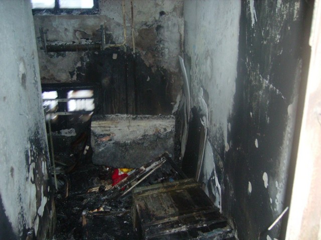 В Херсоне на лестничной клетке многоквартирного дома горели домашние вещи