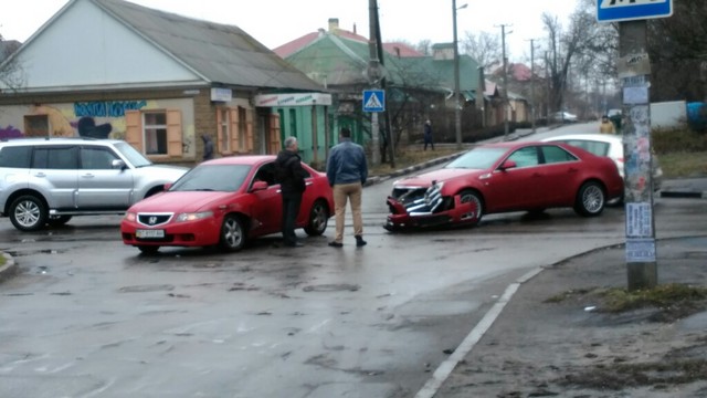 В центре Херсона не разминулись Honda и Chrysler