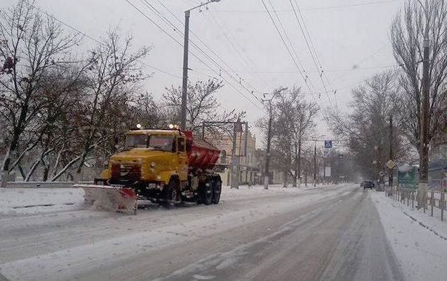 Херсонские дороги чистят 4 снегоуборочных машины и 5 пескоразбрасывателей
