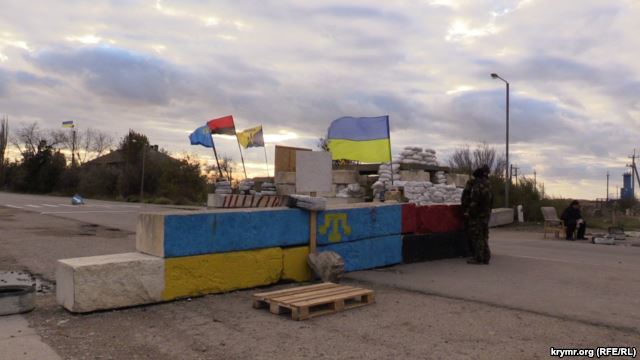 Участники блокады Крыма уверяют, что не досматривают машины на админгранице