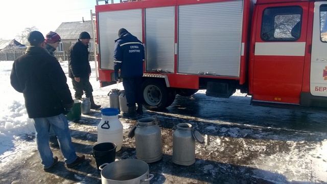 Жителям Берислава воду привозят спасатели ГСЧС