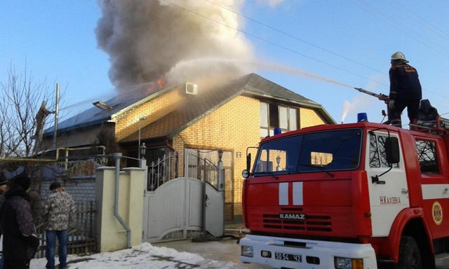 В Новой Каховке пожарные все еще тушат пожар в двухэтажном доме